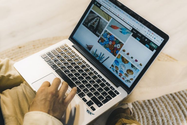 Birou de acasă cu laptop, un router mic cu lumini și o cană de cafea