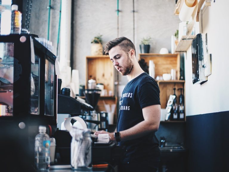 Vara, în plin sezon, simplitatea e cea mai bună strategie Terasă mică de cafenea într-o zi de vară, cu mese libere și umbrele deschise